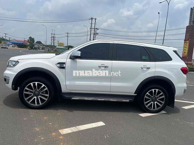 Ford Everest Titanium Trắng