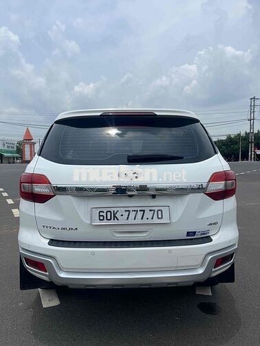 Ford Everest Titanium Trắng