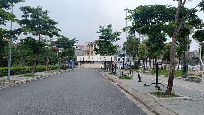 Bán đất bìa làng Thiên Lộc ( kim chung cũ) đường thông view công viên