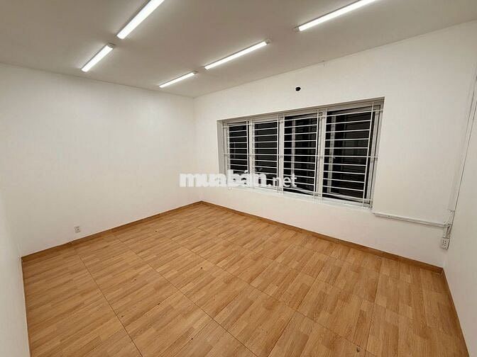 Văn phòng nguyên sàn lầu 3 80m2 giá 8tr