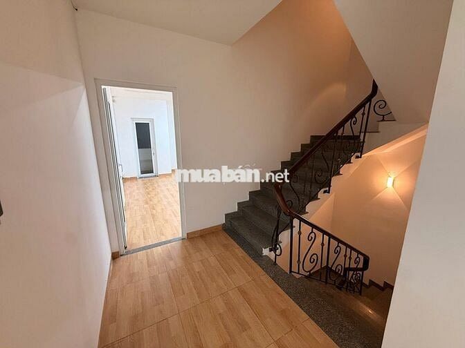 Văn phòng nguyên sàn lầu 3 80m2 giá 8tr