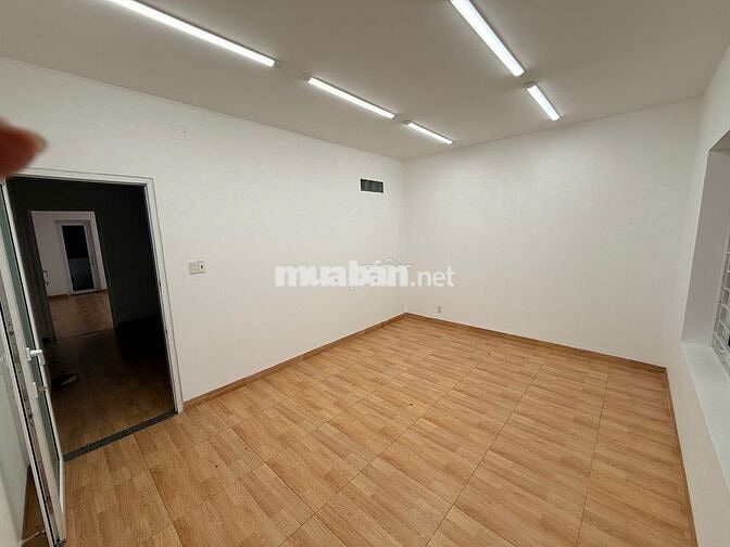 Văn phòng nguyên sàn lầu 3 80m2 giá 8tr