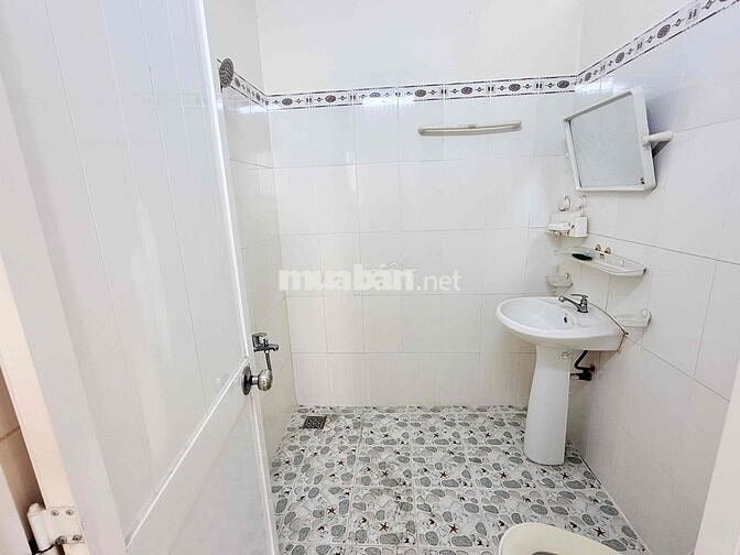 Cho thuê phòng có ban công rộng 35m2 gần ql50 bx q8