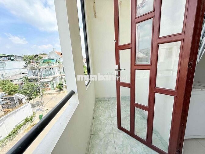 Cho thuê phòng có ban công rộng 35m2 gần ql50 bx q8