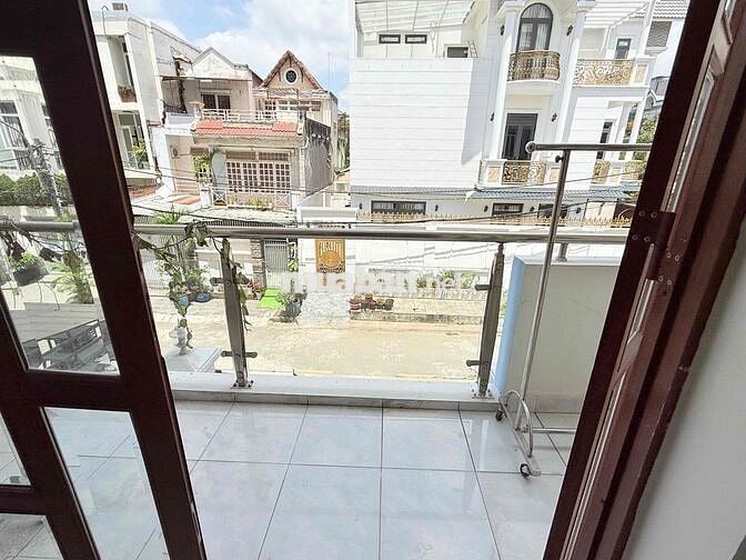 Cho thuê phòng có ban công rộng 35m2 gần ql50 bx q8