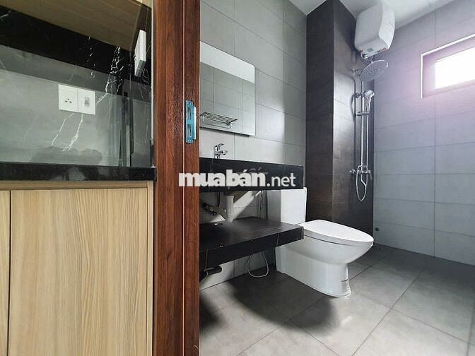 Căn hộ 1 phòng ngủ, tòa nhà mới xây, có ban công