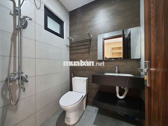 Căn hộ 1 phòng ngủ, tòa nhà mới xây, có ban công