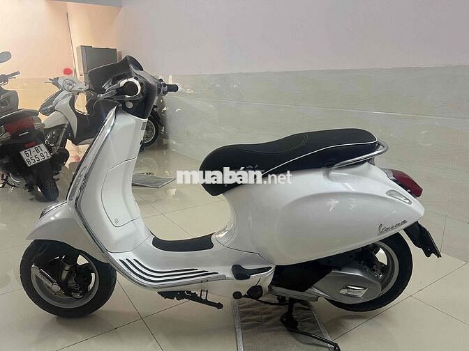 Vespa màu Trắng  2016 ký giấy