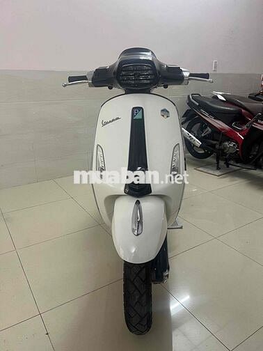 Vespa màu Trắng  2016 ký giấy