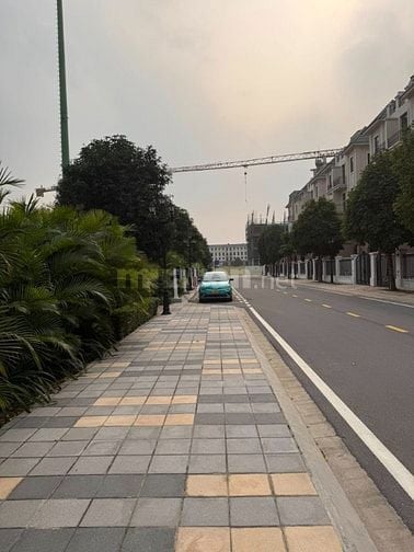 Song Lập Thời Đại 10 Đông Nam mát mẻ view bể bơi vườn Hoa. DT136M2 