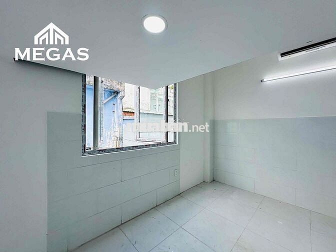 Siêu Phẩm Gác Ban Công Cửa Sổ Xây Mới 100% Ngay Tỉnh Lộ 10 - Tên Lửa