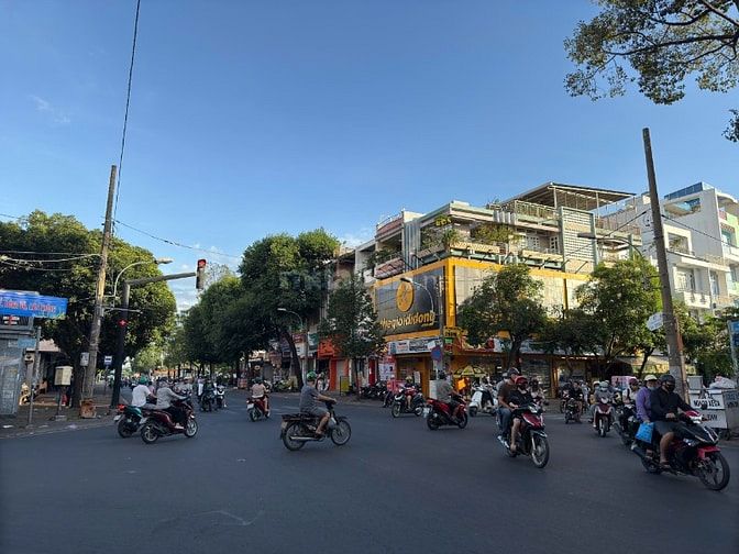 Cho thuê nhà mặt tiền Lãnh Binh Thăng, P. 8, Q. 11 giá 30tr/th.