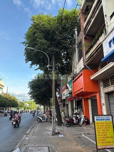 Cho thuê nhà mặt tiền Lãnh Binh Thăng, P. 8, Q. 11 giá 30tr/th.