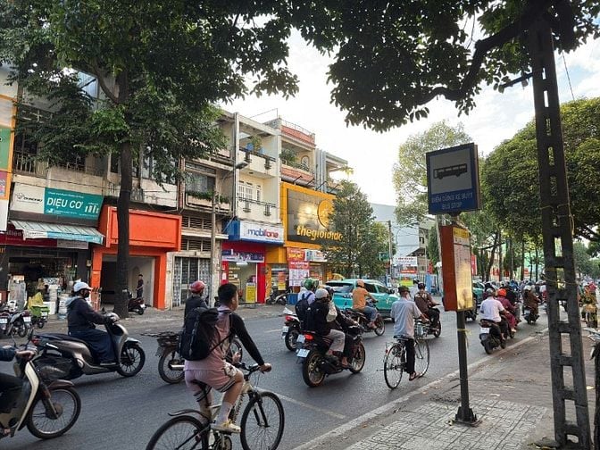 Cho thuê nhà mặt tiền Lãnh Binh Thăng, P. 8, Q. 11 giá 30tr/th.
