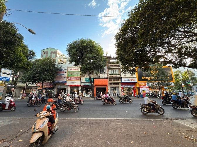 Cho thuê nhà mặt tiền Lãnh Binh Thăng, P. 8, Q. 11 giá 30tr/th.