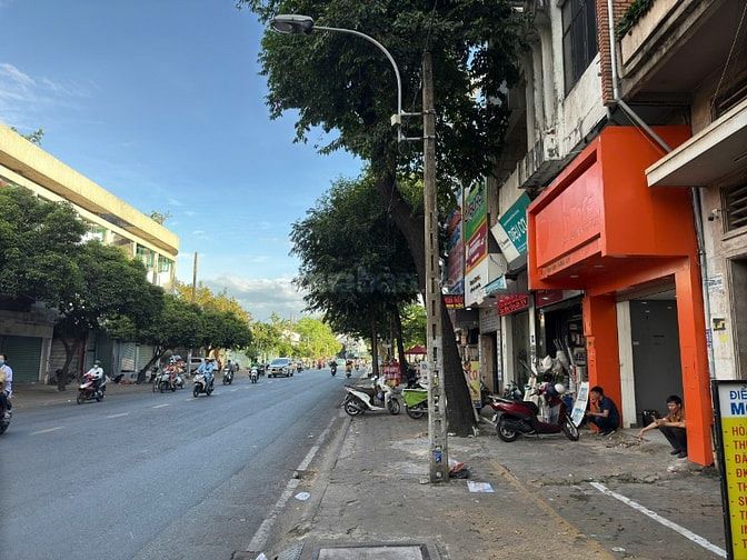 Cho thuê nhà mặt tiền Lãnh Binh Thăng, P. 8, Q. 11 giá 30tr/th.
