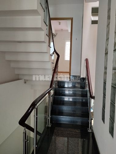 Cho thuê nhà mặt tiền đường số 27a hầm trệt 2 sân thượng, giá 40tr/th
