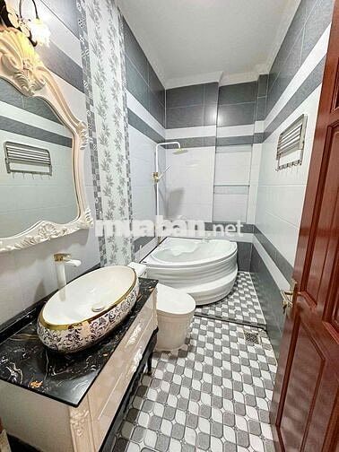 Nhà 2 lầu 4pn sẵn máy lạnh KDC Hưng Phú 1