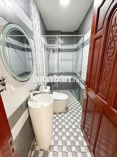Nhà 2 lầu 4pn có nội thất KdC Hưng Phú 1