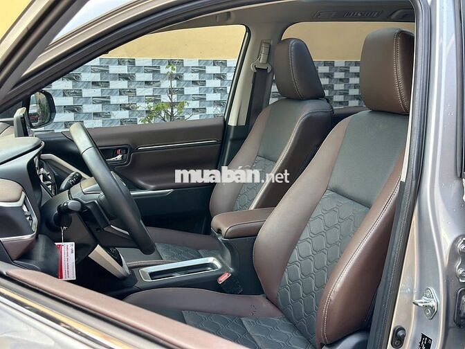 Innova Hybrid cuối 2024 xám Bạc lướt 22.000 km