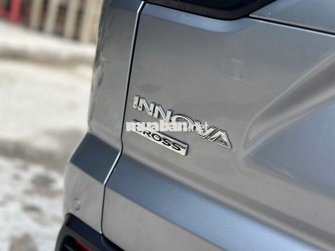 Innova Hybrid cuối 2024 xám Bạc lướt 22.000 km
