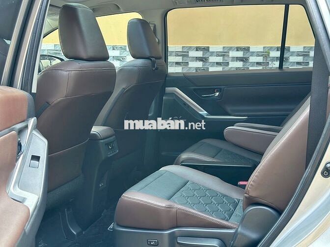 Innova Hybrid cuối 2024 xám Bạc lướt 22.000 km