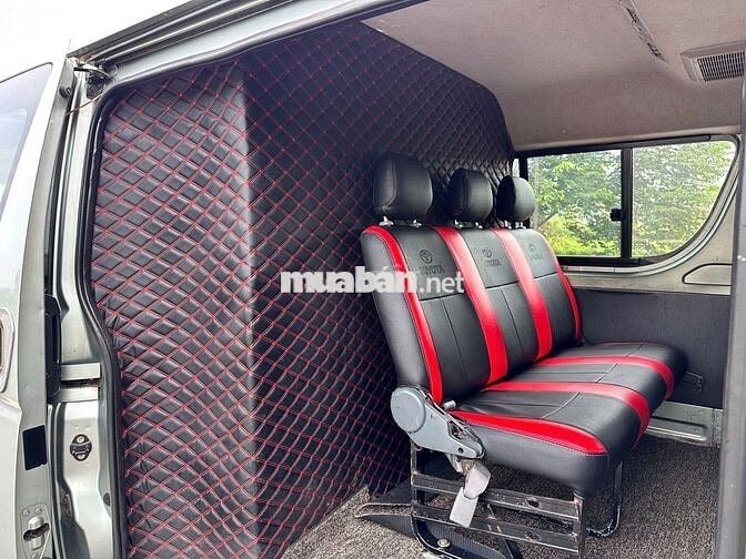 Toyota Hiace Van 6 chỗ 2010 Dầu
