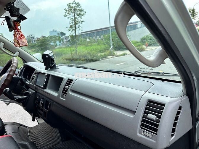 Toyota Hiace Van 6 chỗ 2010 Dầu