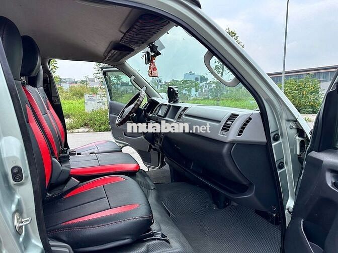 Toyota Hiace Van 6 chỗ 2010 Dầu