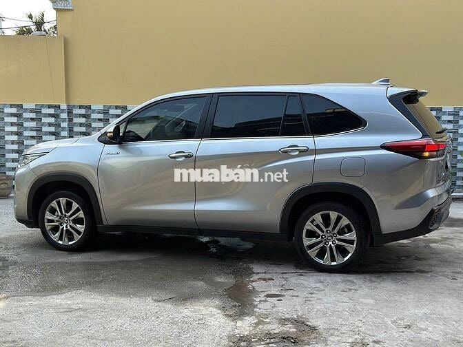 Innova Hybrid cuối 2024 xám Bạc lướt 22.000 km