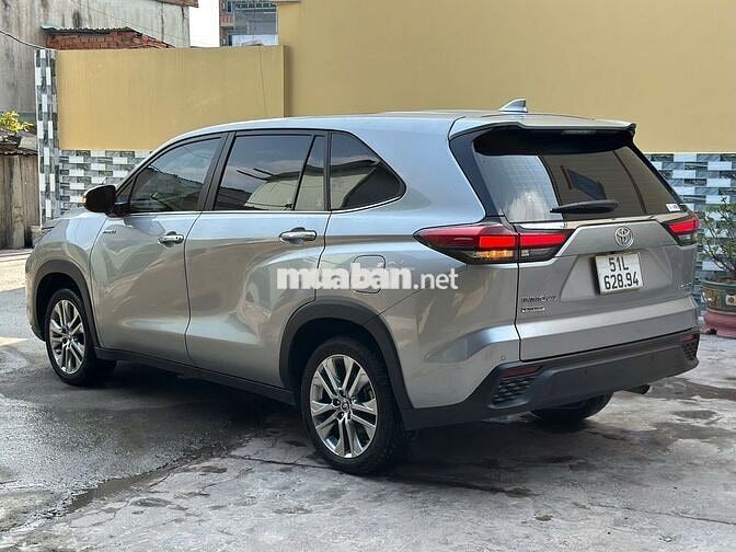 Innova Hybrid cuối 2024 xám Bạc lướt 22.000 km