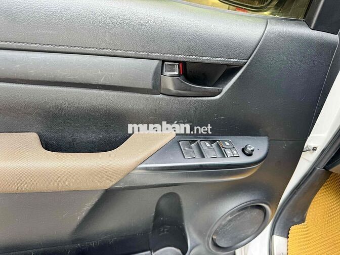 Toyota Hilux 2.4 E 2017 Trắng 80.000 km
