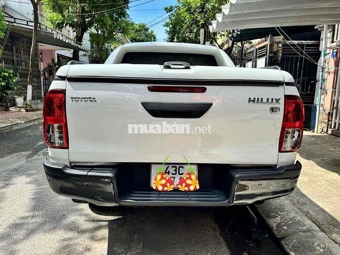 Toyota Hilux 2.4 E 2017 Trắng 80.000 km