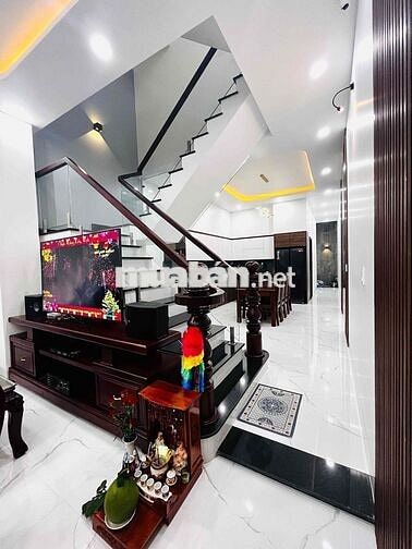 NHÀ PHỐ 3 TẦNG FULL NỘI THẤT MẶT TIỀN KINH DOANH !