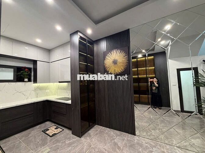 HOT ĐỐNG ĐA 5 TẦNG THANG MÁY 6P KK NGÕ RỘNG NỘI THẤT HIỆN ĐẠI Ở NGAY