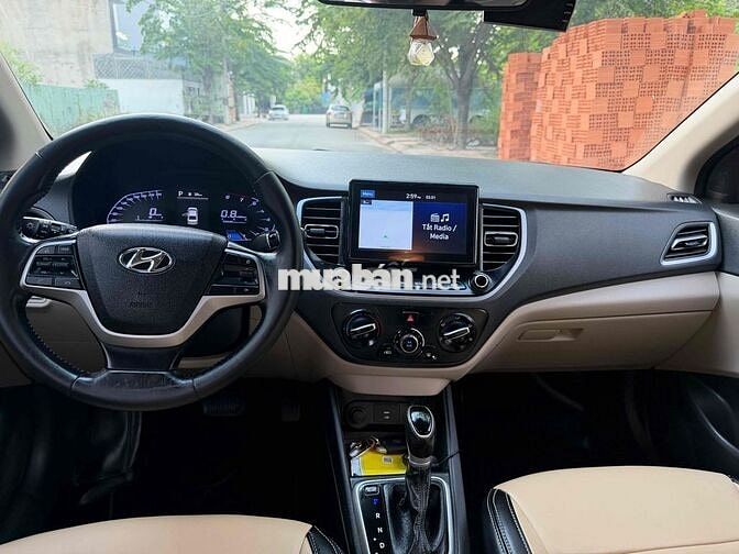 Hyundai Accent Trắng Tự động