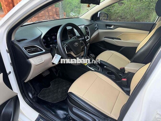 Hyundai Accent Trắng Tự động