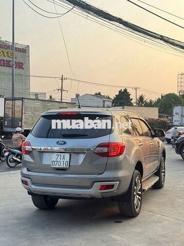 Ford Everest Titanium 2019 bạc- 42.000 km