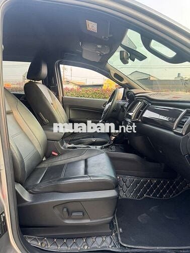 Ford Everest Titanium 2019 bạc- 42.000 km