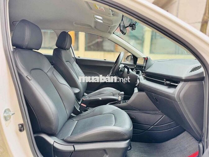 Hyundai Accent Trắng 5 chỗ Số tự động