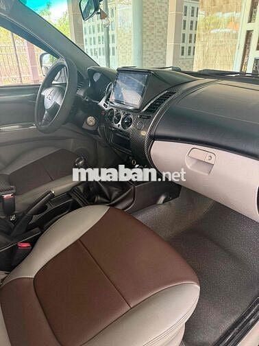 Mitsubishi Pajero Sport Trắng