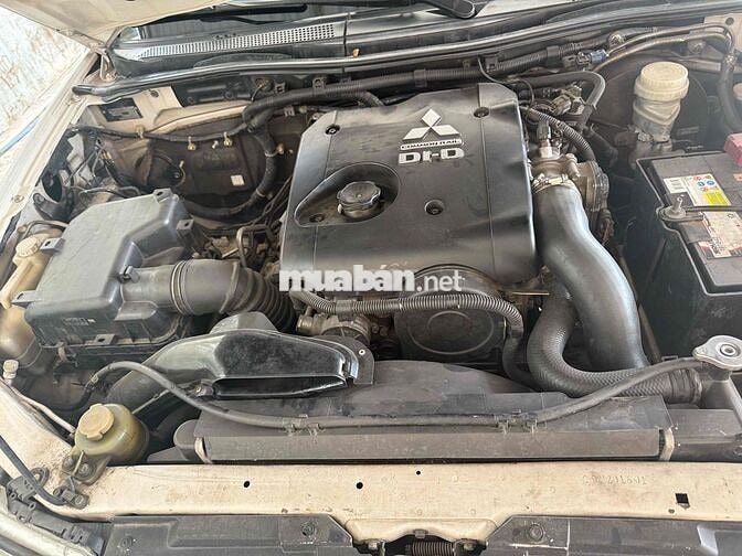 Mitsubishi Pajero Sport Trắng