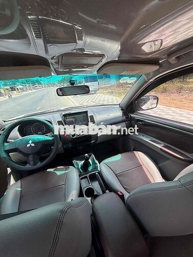 Mitsubishi Pajero Sport Trắng