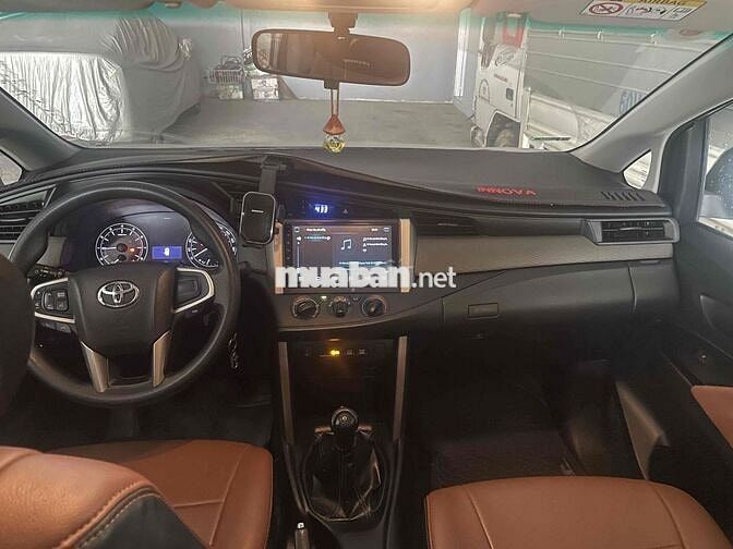 Toyota Innova 2017 2.0E Bạc