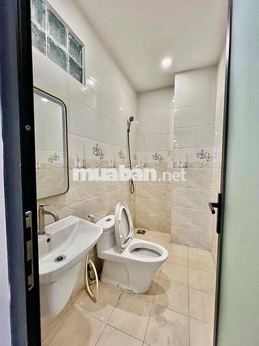 Cho Thuê Nhà Góc 2 Mặt Tiền Ngay Ngã Tư Ga DT 8x14 3Lầu 6Pn 3Wc