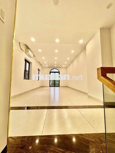 Cho Thuê Nhà Góc 2 Mặt Tiền Ngay Ngã Tư Ga DT 8x14 3Lầu 6Pn 3Wc