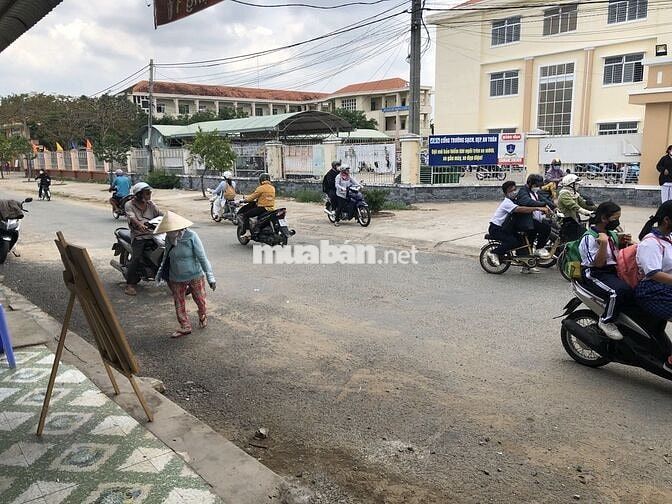 Nhà đối diện trường cấp 3 Hùng Vương - Long An