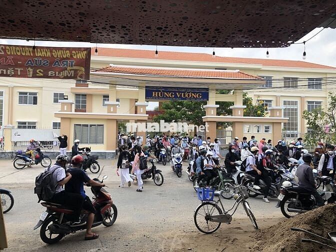 Nhà đối diện trường cấp 3 Hùng Vương - Long An