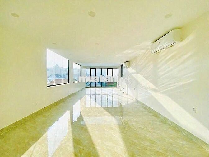 SIÊU PHẨM ỐP KÍNH 132C Hoàng Việt, DTSD 500m2, Thang Máy, PCCC Đầy Đủ.
