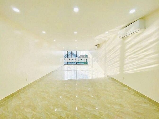 SIÊU PHẨM ỐP KÍNH 132C Hoàng Việt, DTSD 500m2, Thang Máy, PCCC Đầy Đủ.